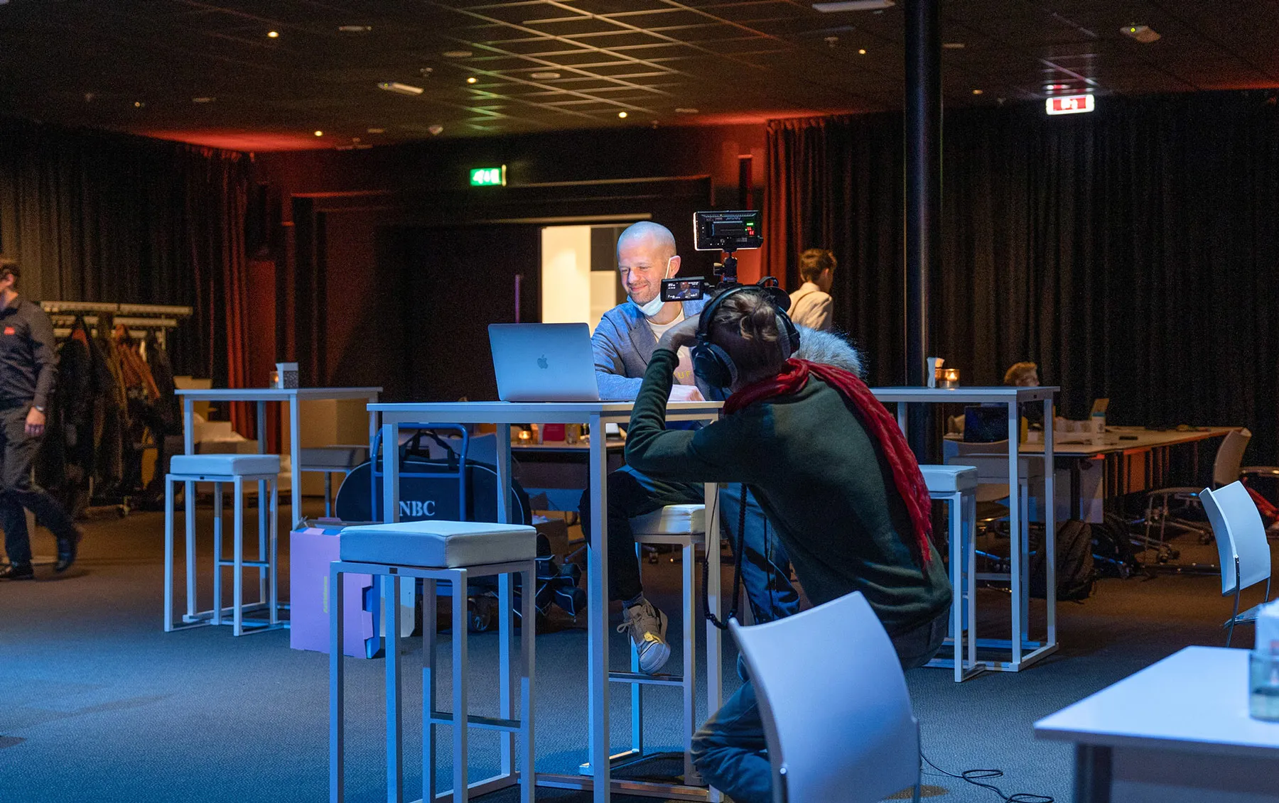 fotograaf maakt een opname van een man achter een laptop