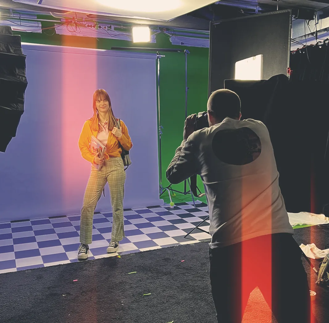 vrouw poseert in een fotostudio voor een fotograaf