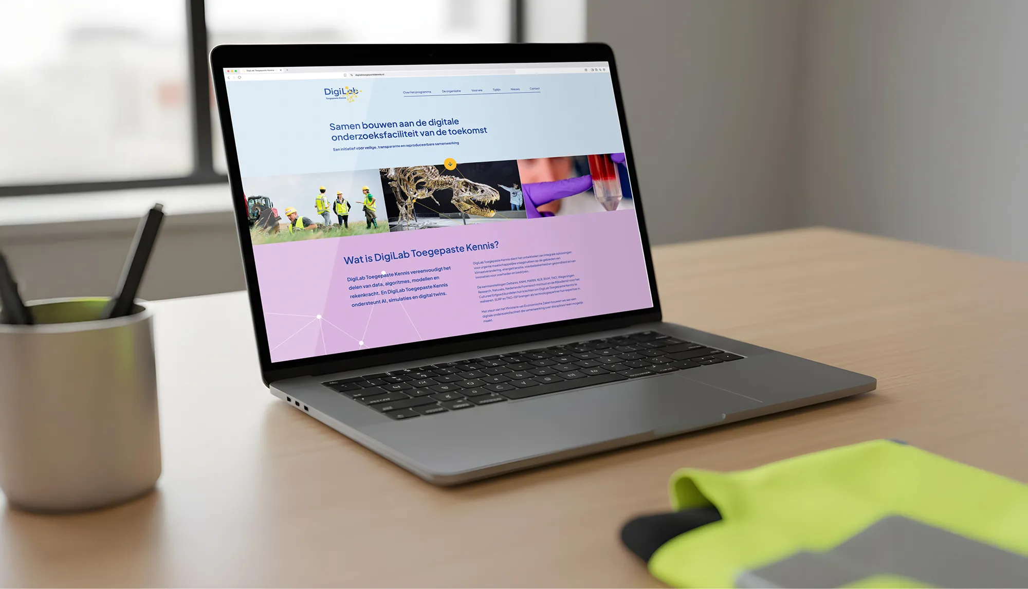 laptop op een bureau met de website van DigiLab Toegepaste Kennis